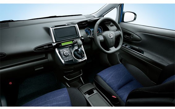 toyota-noah-2014-big-2